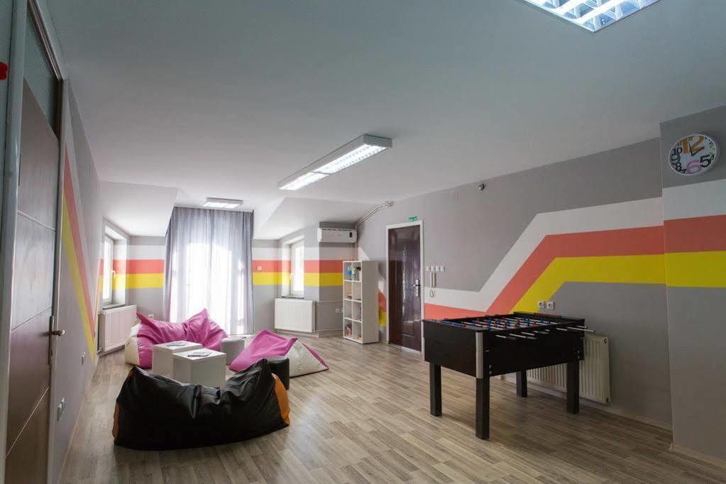 Hostel Day 'N' Night Ni Buitenkant foto