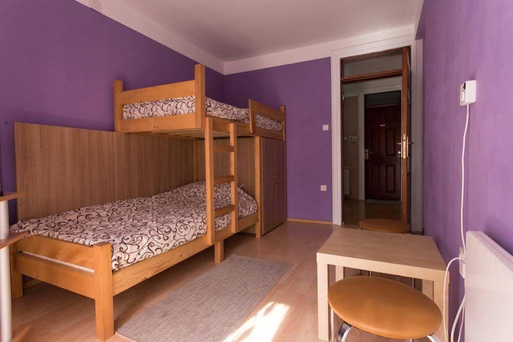 Hostel Day 'N' Night Ni Buitenkant foto